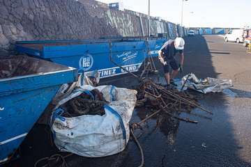 El Cabildo extrae 25 grandes sacas de plásticos y cabos, neumáticos y carros de la compra de los fondos del muelle de Taliarte/TA.